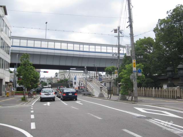 南側に阪神高速が通っています。