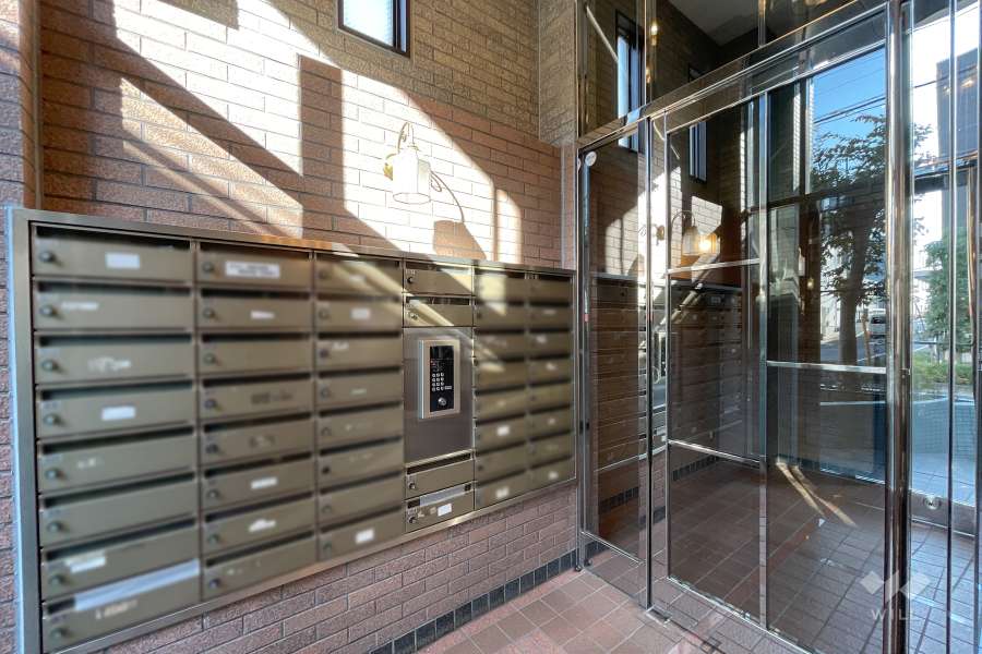 エントランスはオートロック付きです。