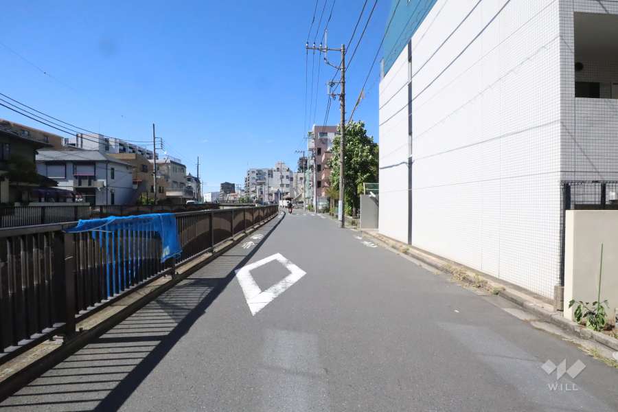 敷地西側の前面道路