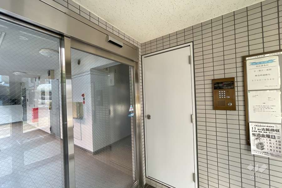 エントランスはオートロック付きです。