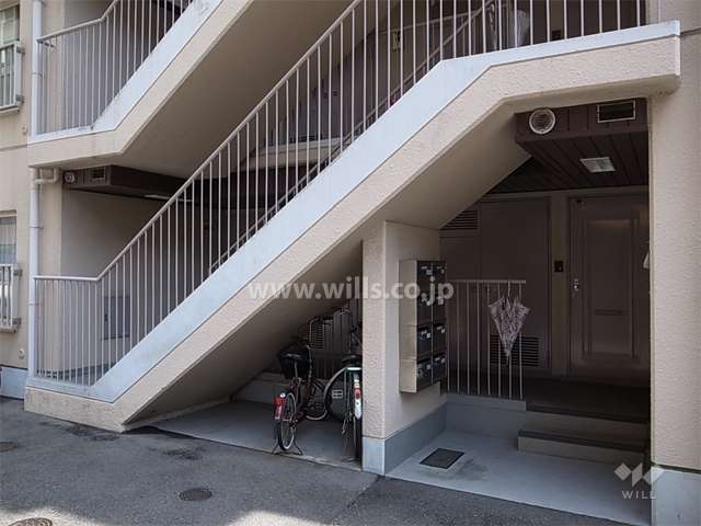 住戸入り口と共用ポスト