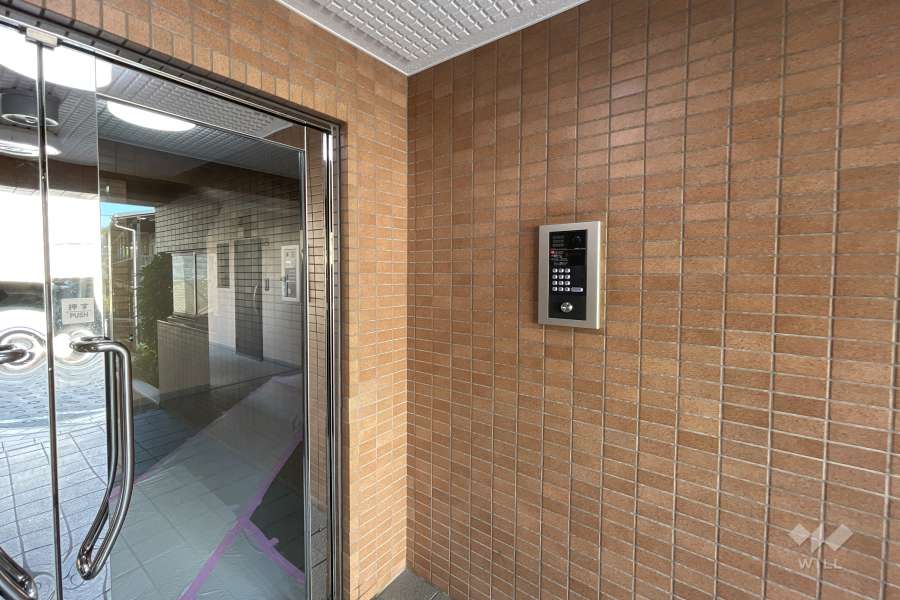 エントランスはオートロック付きです。