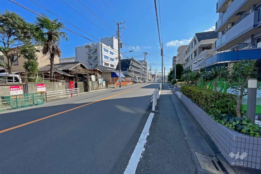 敷地北東側の前面道路は十中通りです（北西側から）。