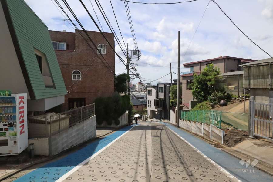 敷地北側の前面道路(東側から)