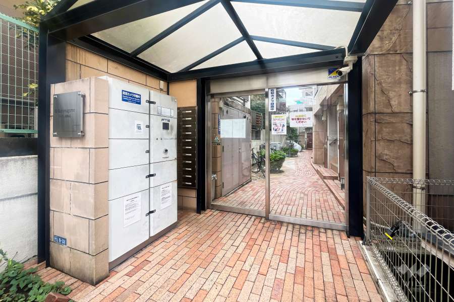 エントランスはオートロック付きです。