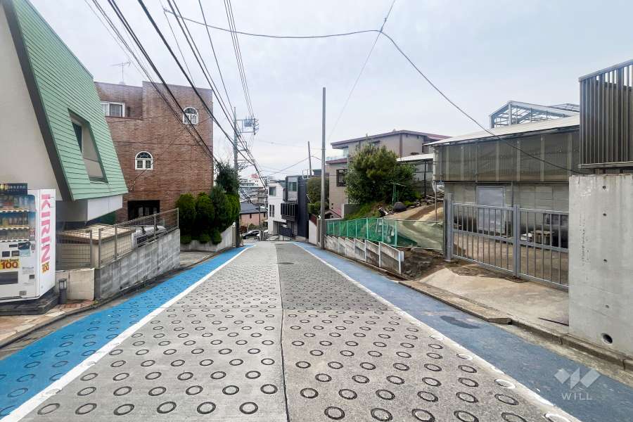 敷地北側の前面道路（東側から）