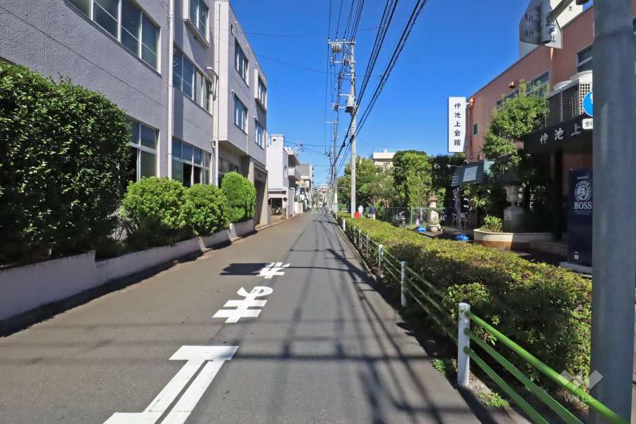 敷地北側の前面道路