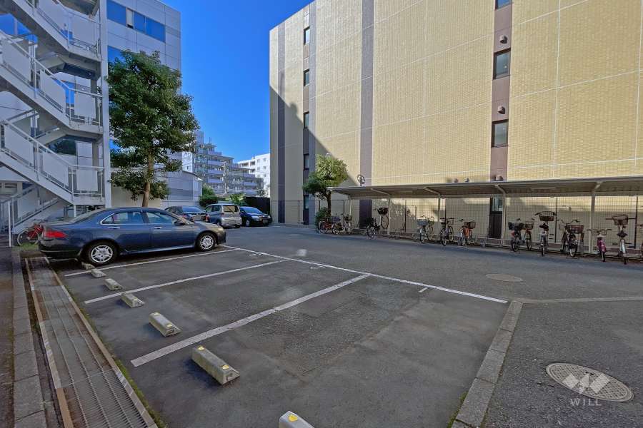 敷地内駐車場（屋外平面式）と駐輪場