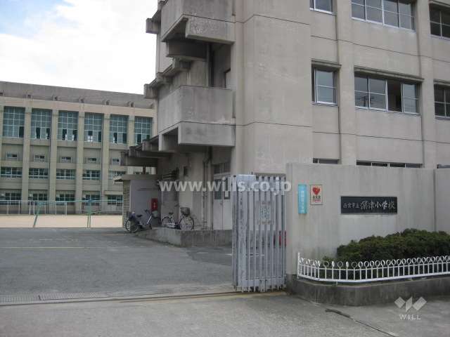 マンション西側にある深津小学校