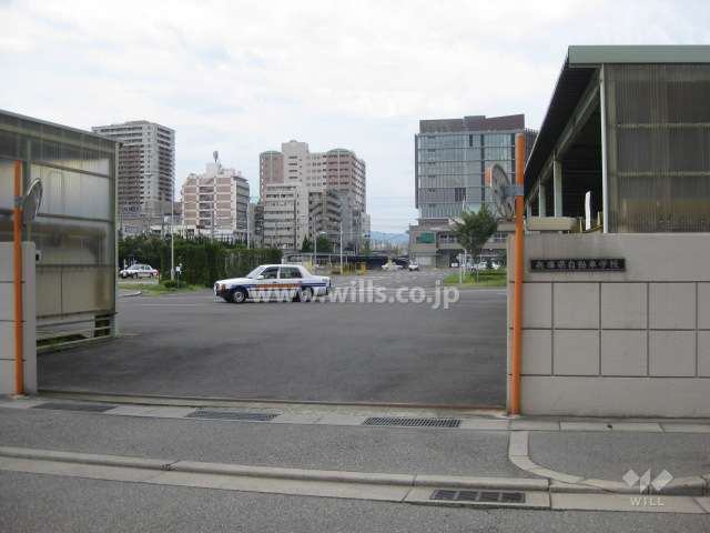 マンション北側に自動車学校があります。