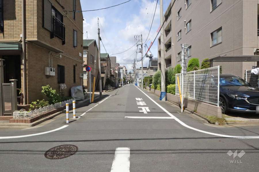 敷地西側の前面道路（南側から）