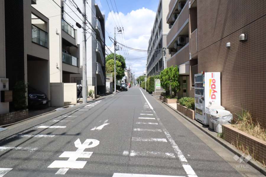 敷地西側の前面道路