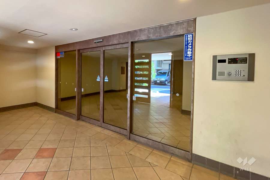 エントランスはオートロック付きです。