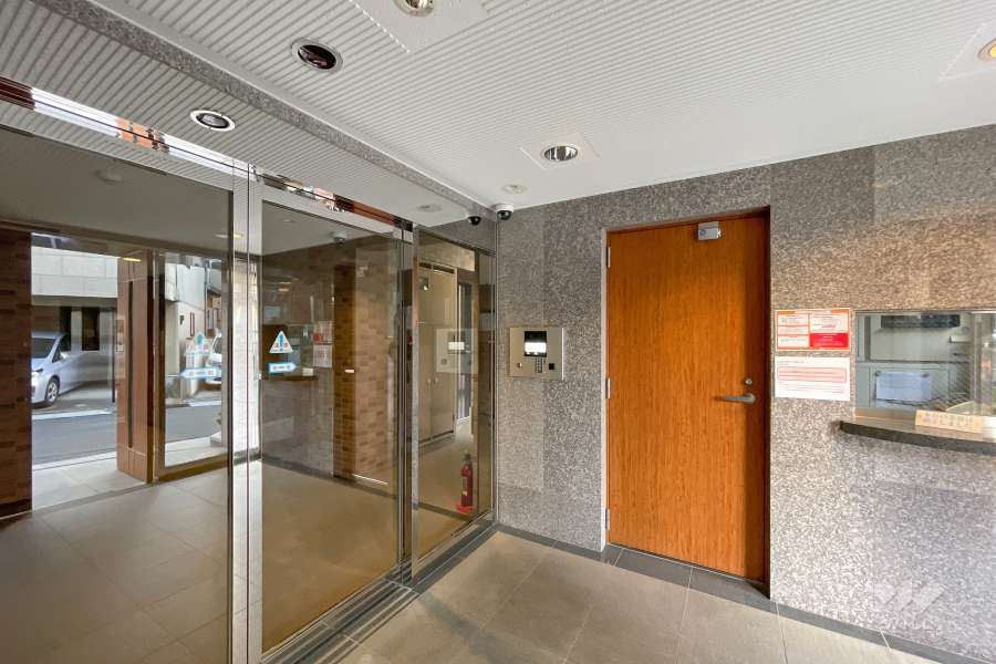 エントランスはオートロック付きです。