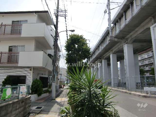 マンション北側には山陽新幹線の高架が通っています。