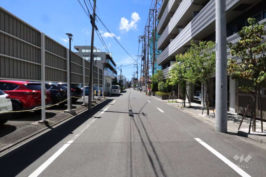 敷地南側の前面道路(東側から)