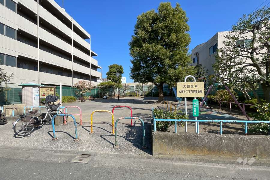 隣接する児童公園