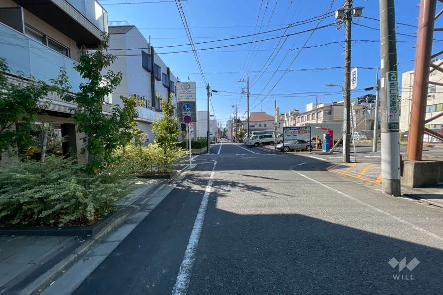 敷地北西側の前面道路（北東側から）