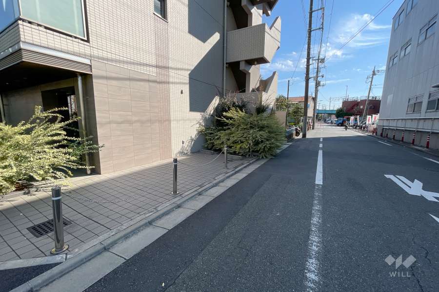 敷地の南西側前面道路（北西側から）