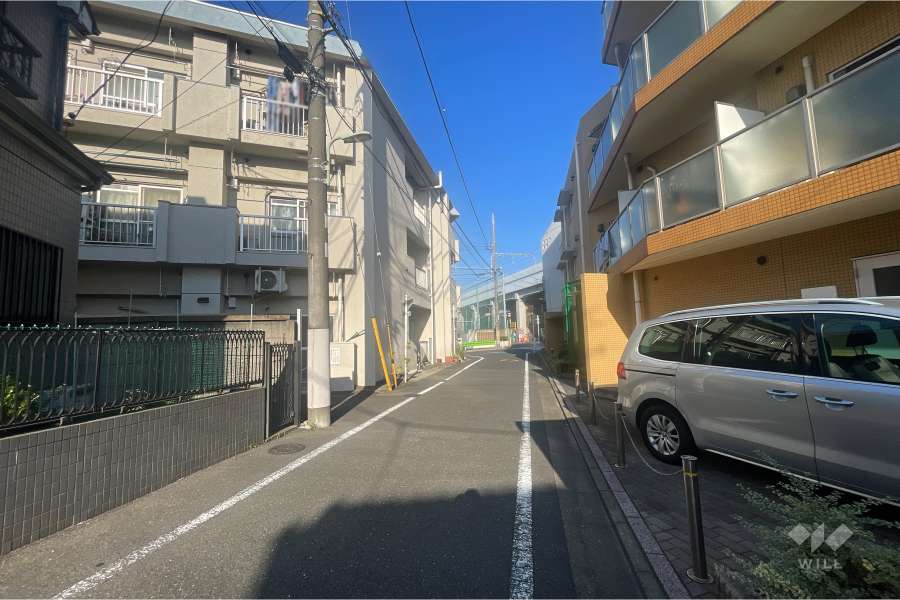 敷地南東側の前面道路（南西側から）