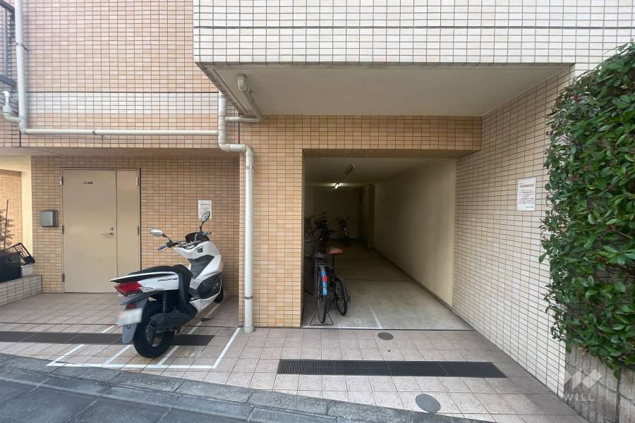 駐輪場とバイク置き場