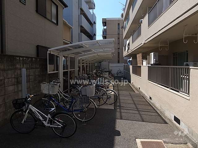 敷地南側にある駐輪場