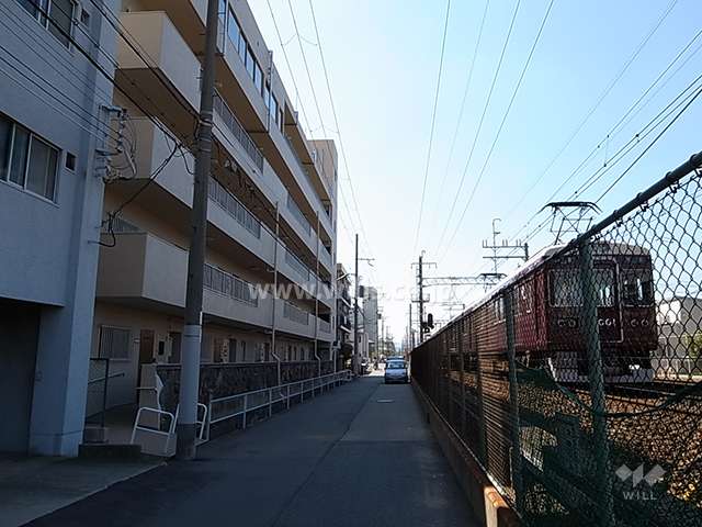 敷地北側の前面道路。道を挟んで北側には阪急神戸線が走っています。