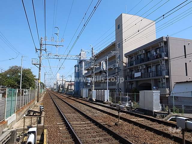 周辺はマンションと一戸建てが混在する住宅地です。