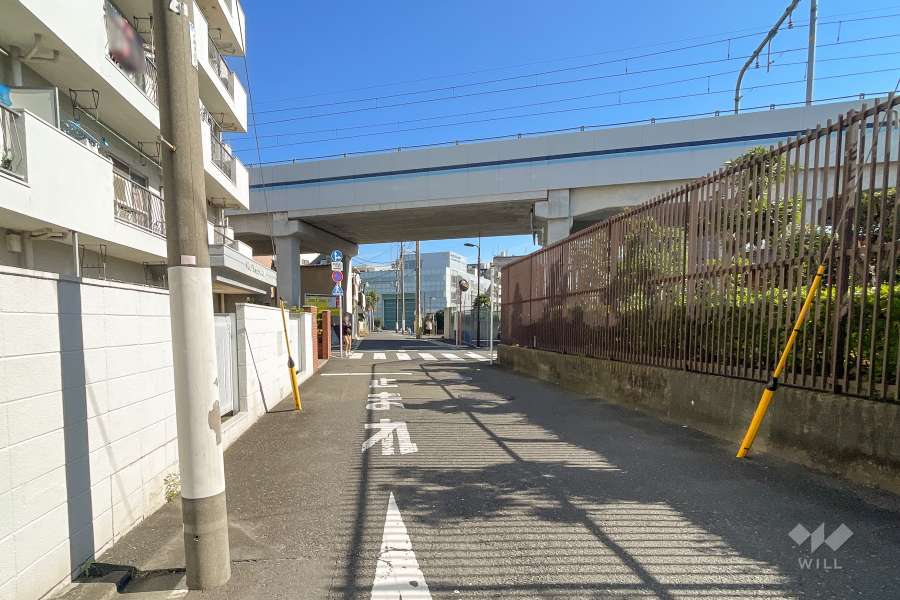 敷地南側の前面道路