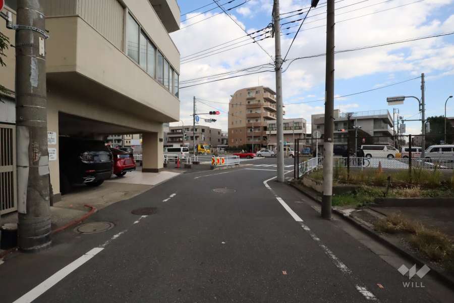 敷地南側の前面道路（西側から）