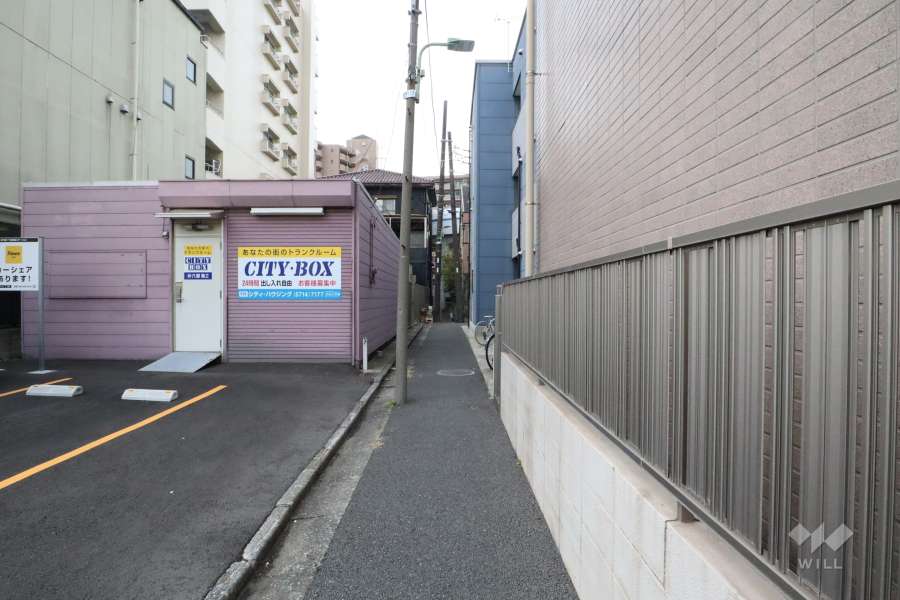 敷地北側の前面道路（東側から）