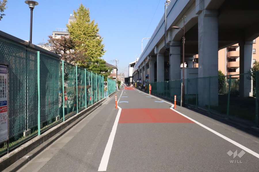 敷地東側の前面道路（南側から）