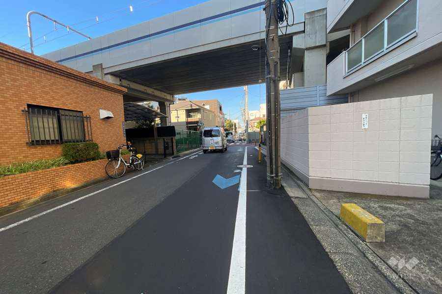 敷地南側の前面道路（東側から）