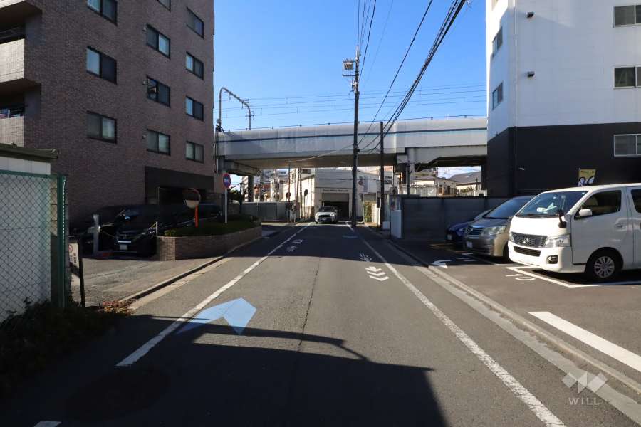 敷地北東側の前面道路(南東側から)