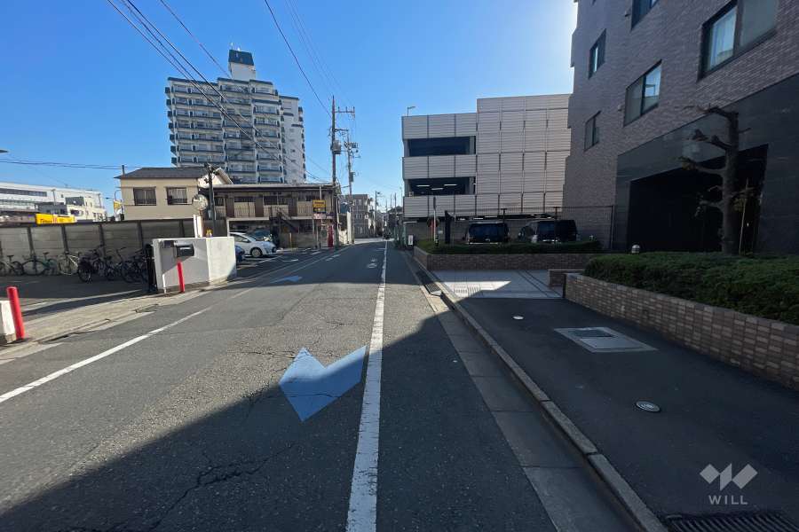 敷地北東側の前面道路（北西側から）