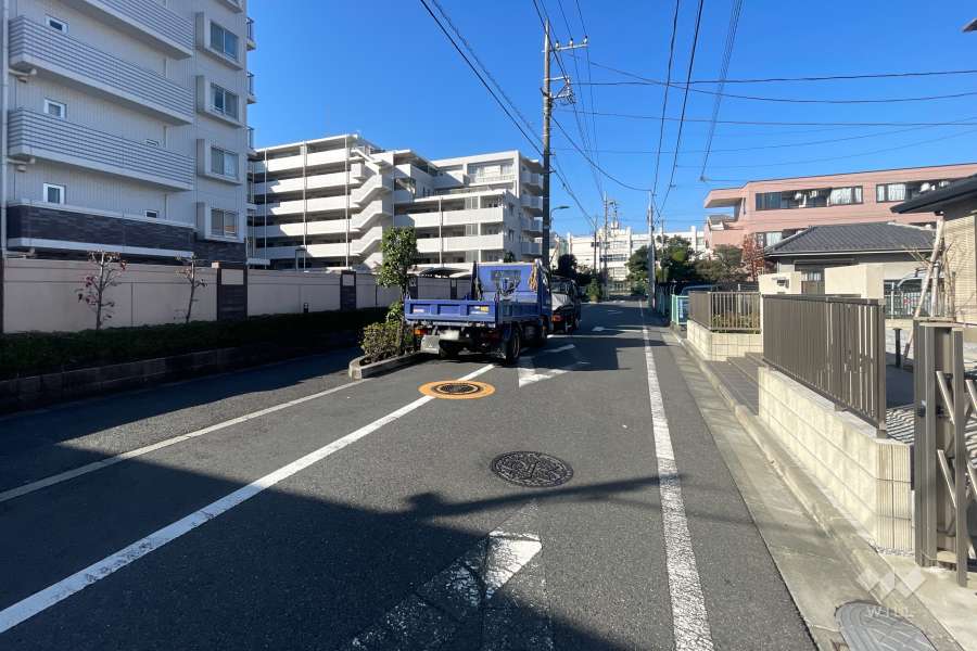 敷地北側の前面道路(東側から)