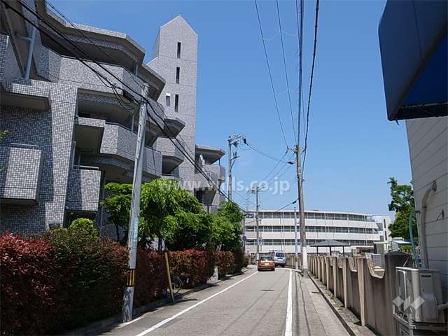 敷地北東側の前面道路