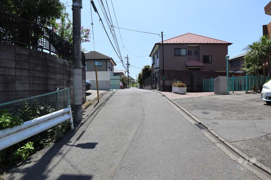 敷地東側の前面道路（北側から）