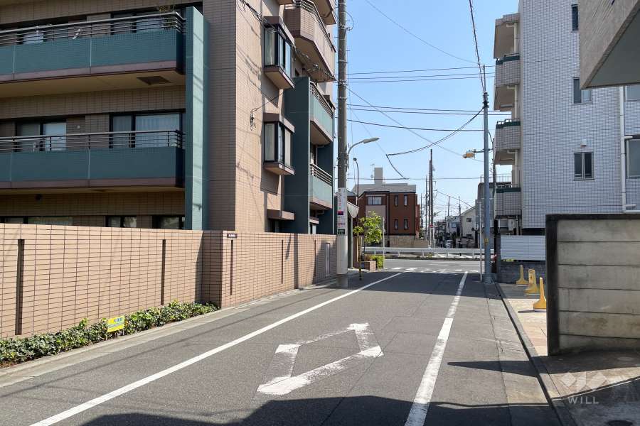 敷地南東側の前面道路（南西側から）