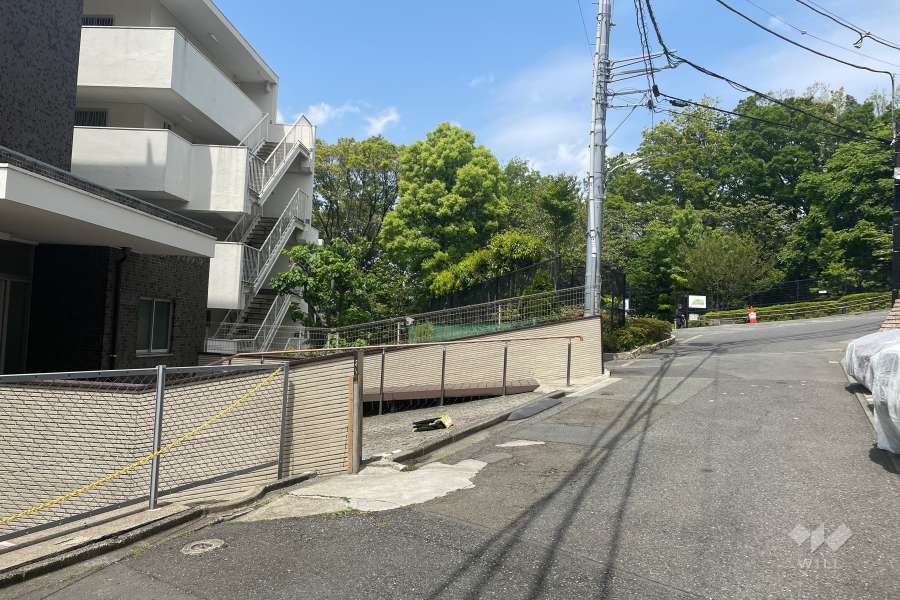 敷地東側の前面道路（南側から）