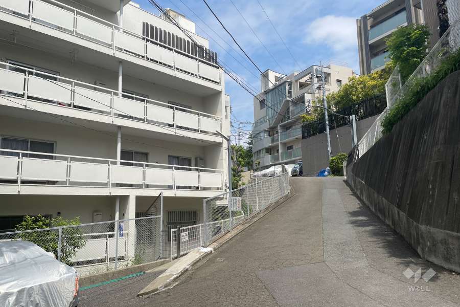 敷地東側の前面道路（南側から）