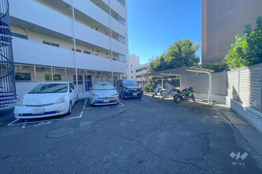 敷地内駐車場（屋外平面式）とバイク置き場　