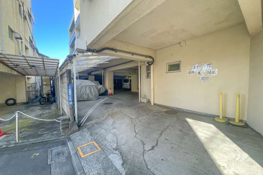 敷地内駐車場（屋内平面式）の出入り口