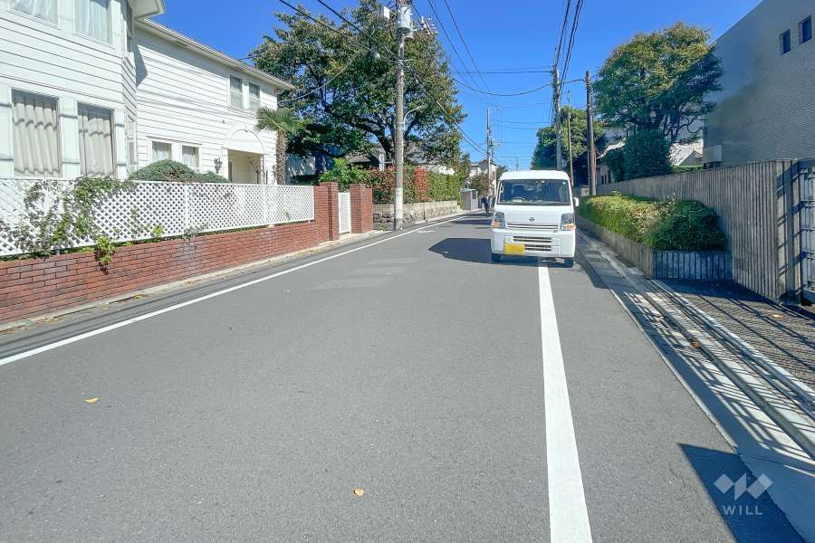 敷地北西側の前面道路（南西側から）