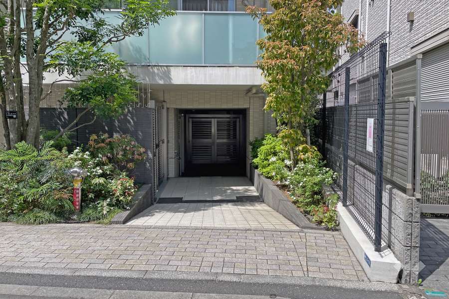 アールブラン田園調布_駐輪場入り口