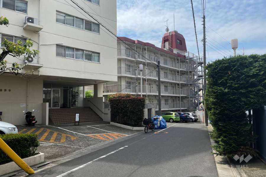 敷地北西側の前面道路（北東側から）