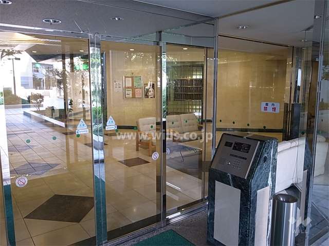 エントランスはオートロック付き。エントランスホールには談話スペースがあります。