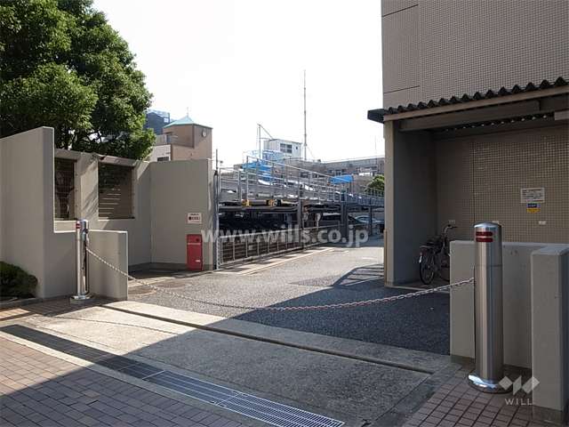 駐車場出入り口はロボットゲート付きです。