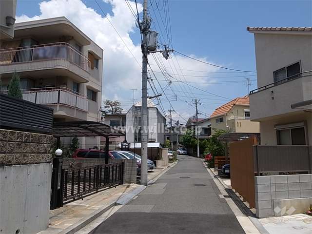 敷地南東側の前面道路。周辺は第一種低層住居専用地域内の閑静な住宅地です。