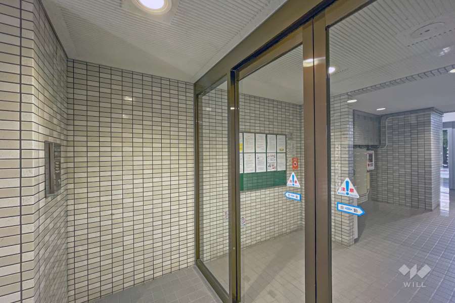 エントランスはオートロック付きです。